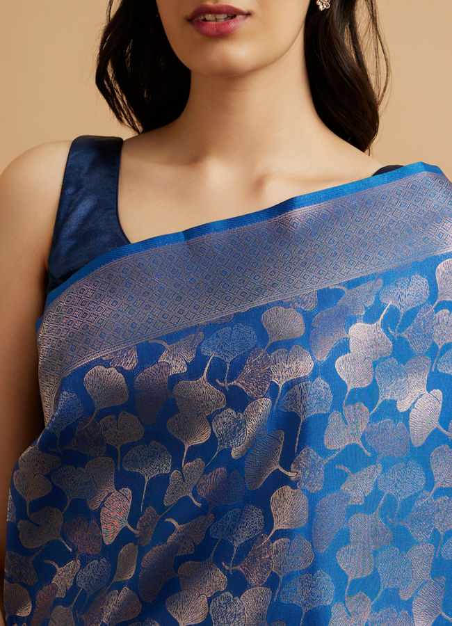 alt message - Mohey Women Indigo Blue Leaf Patterned Saree image number 3